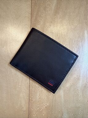 BRAND NEW LEVIS DARK BROWN WALLET
